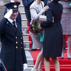 Las Princesas Mary y Marie de Dinamarca se saludan en apertura del Parlamento