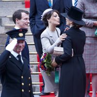 Las Princesas Mary y Marie de Dinamarca se saludan en apertura del Parlamento