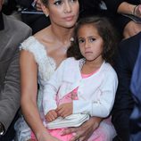Jennifer Lopez con su hija Emme en la Semana de la Moda de París
