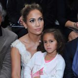 Jennifer Lopez con su hija Emme en la Semana de la Moda de París
