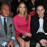 Valentino, Jennifer Lopez y Casper Smart en la Semana de la Moda de París