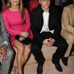 Jennifer Lopez y Casper Smart en la Semana de la Moda de París
