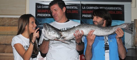 Ana Fernández, Mario Picazo y Fernando Tejero en la presentación del documental 'Ni un pez por la borda'