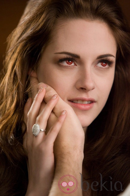 Kristen Stewart muestra su anillo de casada en 'Amanecer.Parte 2'