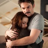 Kristen Stewart y su padre en la ficción en un fotograma de 'Amanecer.Parte 2'