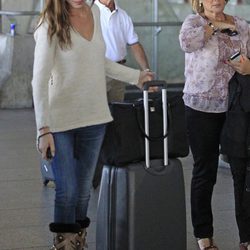 Raquel Jiménez recoge a los padres de David Bisbal en el aeropuerto de Madrid