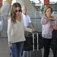 Raquel Jiménez recoge a los padres de David Bisbal en el aeropuerto de Madrid