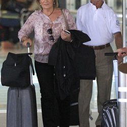 María Ferre y Jose Bisbal, padres de David Bisbal, en el aeropuerto de Madrid