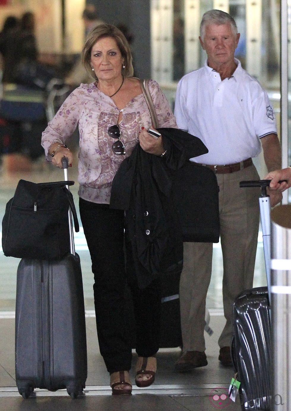 María Ferre y Jose Bisbal, padres de David Bisbal, en el aeropuerto de Madrid