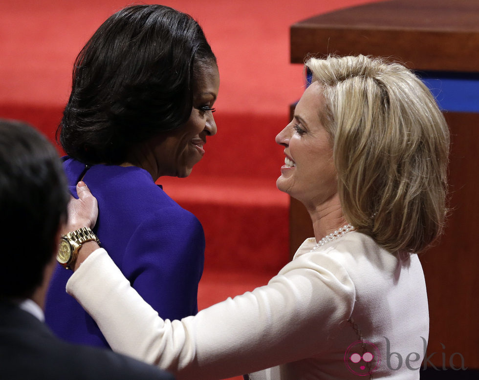 Michelle Obama y Ann Romney se saludan