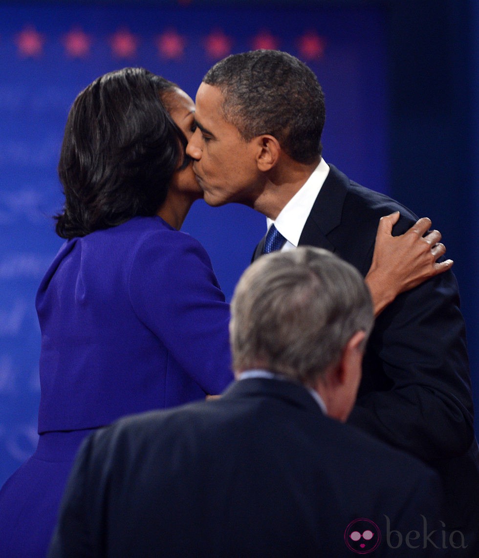 Barack da un beso a su mujer Michelle Obama