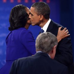 Barack da un beso a su mujer Michelle Obama