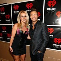 Britney Spears y Ryan Seacrest en el backstage