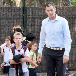 Iñaki Urdangarín con su hijo Miguel a la salida del colegio