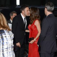 Jennifer Garner y Ben Affleck besándose en el estreno de 'Argo' en Los Ángeles