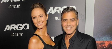 George Clooney y Stacy Keibler en el estreno de 'Argo' en Los Ángeles