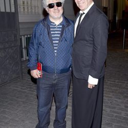 Pedro Almodóvar y Jean Paul Gaultier en la exposición dedicada al diseñador