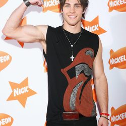 Dean Geyer saca músculo en un acto de Nickelodeon en 2007