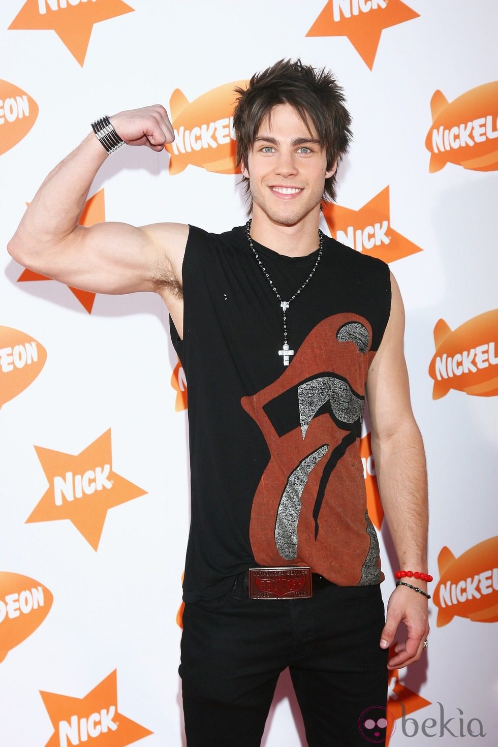 Dean Geyer saca músculo en un acto de Nickelodeon en 2007