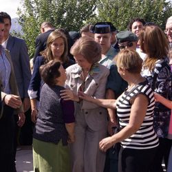 La Reina Sofía consuela a unas ciudadanas durante su visita a los afectados por las inundaciones