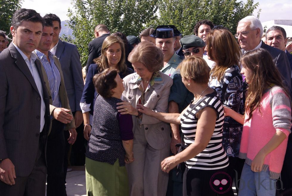 La Reina Sofía consuela a unas ciudadanas durante su visita a los afectados por las inundaciones