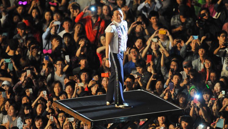 Psy durante su actuación en la Plaza de Seúl