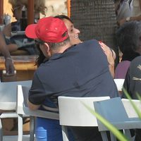 Alberto de Mónaco abraza a una amiga en Marbella