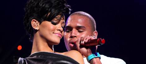 Rihanna y Chris Brown sobre el escenario muy acaramelados