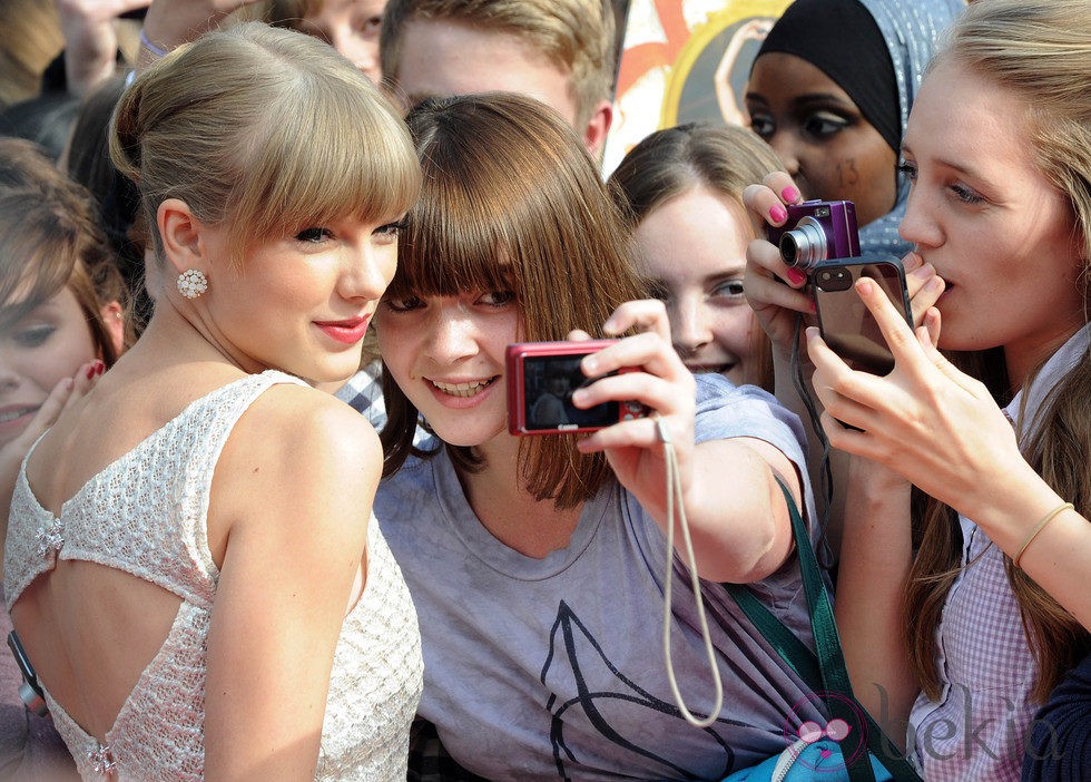 Taylor Swift haciéndose fotos con los fans en los Teen Awards 2012