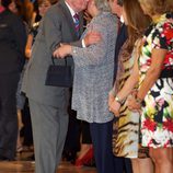 El Rey besa a la Infanta Pilar en el 20 aniversario del Museo Thyssen-Bornemisza