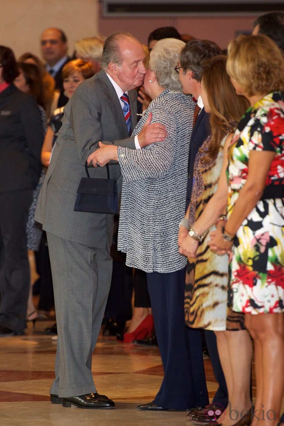 El Rey besa a la Infanta Pilar en el 20 aniversario del Museo Thyssen-Bornemisza