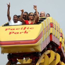 Mariah Carey y Nick Cannon disfrutando del parque de atracciones