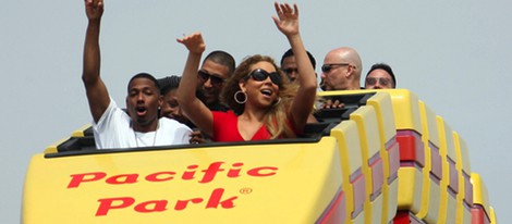 Mariah Carey y Nick Cannon disfrutando del parque de atracciones