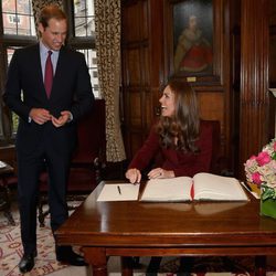 El Príncipe Guillermo y Kate Middleton ríen divertidos en un acto oficial en Londres