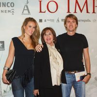 Concha Velasco con su hijo y su nuera en el estreno de 'Lo Imposible' en Madrid