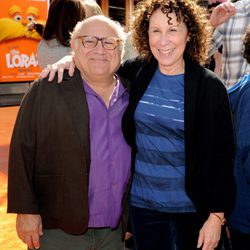 Danny Devito y su mujer Rhea Perlman en el estreno del filme Lorax