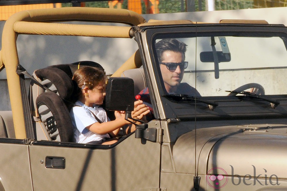 David Bustamante recoge a su hija Daniella en el colegio en Jeep