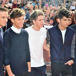 One Direction en la llegada a los Teen Awards 2012