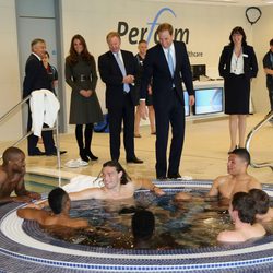 Los Duques de Cambridge contemplan a unos deportistas en un jacuzzi