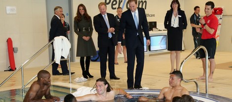Los Duques de Cambridge contemplan a unos deportistas en un jacuzzi