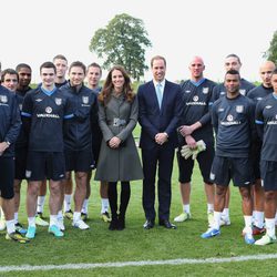 Los Duques de Cambridge con la selección inglesa de fútbol