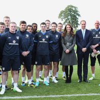 Los Duques de Cambridge con la selección inglesa de fútbol