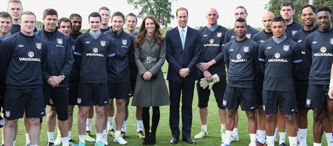 Los Duques de Cambridge con la selección inglesa de fútbol