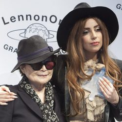 Lady Gaga tras recibir el Premio de la Paz Lennon-Ono de manos de Yoko Ono