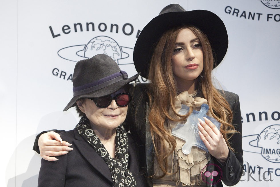 Lady Gaga tras recibir el Premio de la Paz Lennon-Ono de manos de Yoko Ono