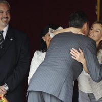 Los Príncipes Felipe y Letizia se abrazan en el Día de la Banderita 2012