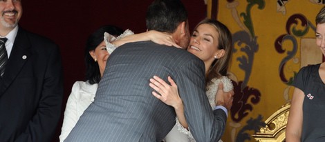 Los Príncipes Felipe y Letizia se abrazan en el Día de la Banderita 2012