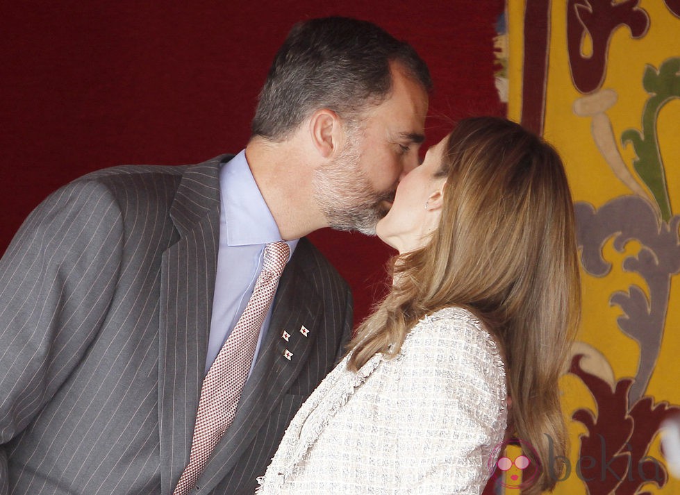 Los Príncipes de Asturias se dan un beso en el Día de la Banderita 2012