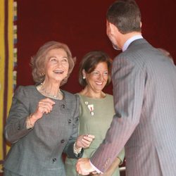 La Reina Sofía recibe la visita del Príncipe Felipe en el Día de la Banderita 2012