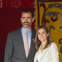 Los Príncipes Felipe y Letizia muy sonrientes en el Día de la Banderita 2012